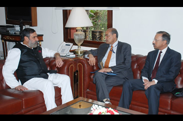 FICCI Events: Shri R.V. Kanoria, President, FICCI and Shri Harsh Pati Singhania apprising the Union Minister for Commerce & Industry and Textiles, Shri Anand Sharma about the industry's views on Land acquisition report of the Standing Parliamentary Committee